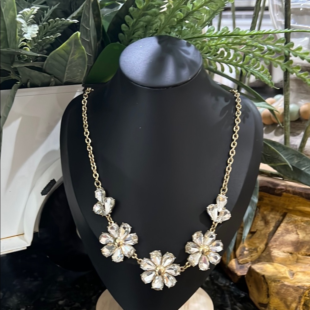 Elegant Gold Floral Necklace. J90